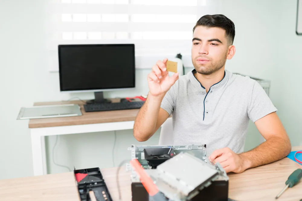 Técnico de Q-Tech reparando un equipo informático para negocio en Colombia